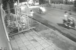 Hai thiếu niên giật điện thoại của bé gái 10 tuổi
