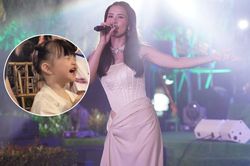 Winnie làm khán giả ngồi xem Đông Nhi hát: Vỗ tay không ngừng, cười ríu rít trước màn trình diễn của mẹ