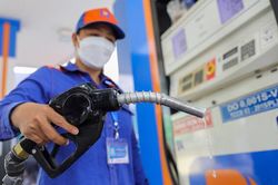 Giá xăng dầu có thế giảm sau 7 lần tăng liên tiếp?