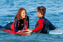 Shakira tắm biển cùng người đàn ông lạ mặt