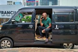 Người Sri Lanka: Tôi ngủ trên xe vài ngày chỉ để chờ đổ xăng