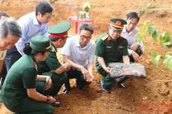 Phó Thủ tướng Vũ Đức Đam tri ân các anh hùng, liệt sĩ tại Quảng Trị