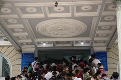 Người dân TPHCM xếp hàng dài chờ làm hộ chiếu trong ngày 1-7
