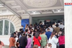 Người dân xếp hàng dài, đợi nhiều giờ để làm hộ chiếu mẫu mới