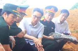 Phó Thủ tướng Vũ Đức Đam thăm lực lượng tìm kiếm hài cốt liệt sĩ tại chiến khu Ba Lòng
