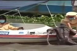 Việc tử tế: Cảm động khoảng khắc cảnh sát phi thuyền cứu người mắc kẹt giữa dòng nước xiết