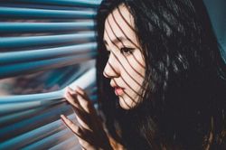 Nửa đêm bắt gặp chị dâu ngồi bệt dưới sàn, nhìn chiếc bút đỏ chị cầm trên tay mà tôi choáng váng