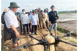 Phú Thiện trình diễn ứng dụng máy bay không người lái sạ lúa và phun thuốc cỏ mầm