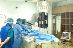 Can thiệp mạch cứu sống bệnh nhân giãn động mạch phế quản