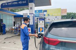 Sau nhiều đợt tăng liên tiếp, giá xăng, dầu giảm 100-400 đồng mỗi lít