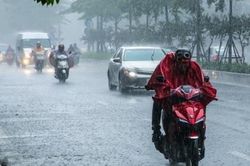 Thời tiết hôm nay 1/7: Các tỉnh phía Bắc mưa lớn tiếp tục kéo dài, coi chừng lốc xoáy, gió giật