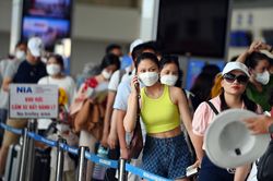 Sân bay Nội Bài chật kín khách du lịch