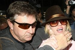 Britney Spears tố cha đặt máy nghe lén