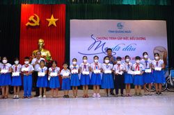 'Mẹ đỡ đầu' nâng cánh ước mơ cho trẻ em mồ côi Quảng Ngãi