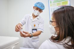 Bộ Y tế ra văn bản hỏa tốc gửi 9 bộ về tăng cường tiêm vaccine COVID