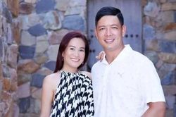 Bà xã Bình Minh được khen ngày càng trẻ trung, xuân sắc khi sánh đôi bên chồng