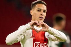 HLV Ten Hag méo mặt khi Ajax hét giá bán Antony