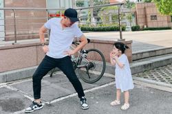 Trường Giang nhảy nhót cùng con gái trong ngày bế giảng, đúng chuẩn ông bố tình cảm