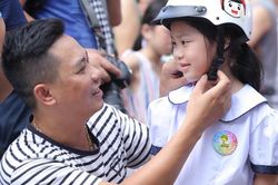 Đội mũ bảo hiểm cho trẻ em: Việc cần làm ngay