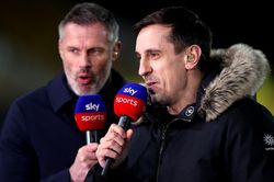 Neville 'khẩu chiến' với Carragher vì châm chọc yêu cầu ra đi của Ronaldo