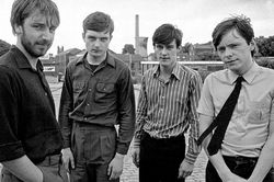 Ca khúc 'Love Will Tear Us Apart' của Joy Division: Tình yêu xé nát hôn nhân