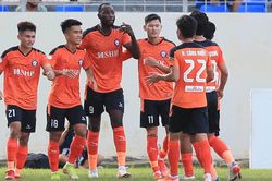 Hà Nội FC bất ngờ thua SHB Đà Nẵng, Bình Dương thắng nghẹt thở