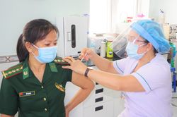 Vận động cán bộ, công nhân viên tham gia tiêm chủng đầy đủ vaccine phòng Covid-19