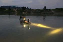 Đi bắt cào cào, 2 cháu nhỏ đuối nước thương tâm