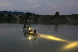 Xuyên đêm tìm kiếm 2 cháu nhỏ mất tích khi đi bắt cào cào