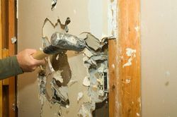 Vết máu lạ xuất hiện trong quán bar, người dân đập tường phát hiện sự thật kinh hoàng