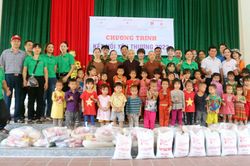 Tặng 150 suất quà cho gia đình học sinh có hoàn cảnh khó khăn tại Bát Xát