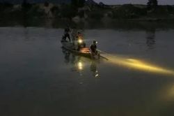 Trắng đêm tìm kiếm 2 cháu bé nghi đuối nước trên sông