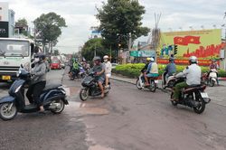 TP.Thủ Đức: Đường Võ Văn Ngân 'nát bét' sau khi thi công công trình thoát nước
