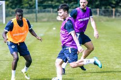 Quang Hải khoe bắp chân 'uy tín' khi tập luyện cùng Pau FC