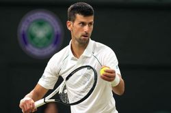 Djokovic thở phào vì thắng hiện tượng ở Wimbledon trước giờ giới nghiêm