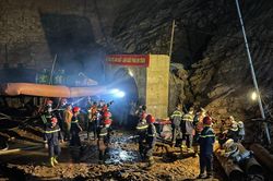 Điện Biên: Huy động hàng trăm người 'xuyên đêm' tìm kiếm công nhân mắc kẹt trong hầm