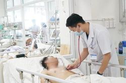 3 người nhập viện sau ăn nhộng ve sầu