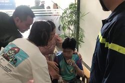 Giải cứu bé trai mắc kẹt trong căn hộ chung cư bị cháy