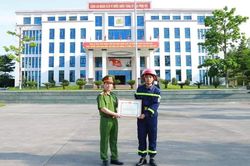 Tặng Bằng khen cho chiến sĩ công an giải cứu hơn 100 học sinh trong mưa lũ