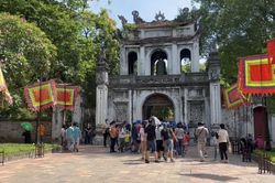 Trước thềm kì thi THPT Quốc gia, nhiều sĩ tử đến Văn Miếu – Quốc Tử Giám cầu may