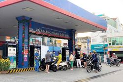 Giảm thuế, phí để bình ổn giá xăng dầu