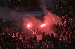 Pháo sáng đỏ rực trận đấu U19 Việt Nam, hội CĐV Indonesia đổ tại 'người ngoài'