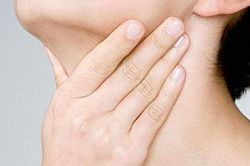 Mảnh dây thép gần 4cm trong họng cụ bà 77 tuổi suốt nửa năm