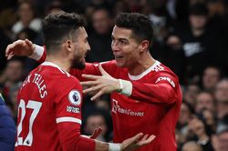 Neville: 'MU phải dứt điểm nhanh vụ Ronaldo'