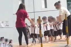 Tranh cãi khi trường Singapore cho trẻ đi chân đất giữa trời nắng nóng