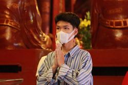 Trước kỳ thi tốt nghiệp THPT 2022, thí sinh đổ về Văn Miếu cầu may