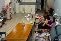 Dân mạng khen ông bố đỡ con gái rơi khỏi sofa như 'siêu nhân'
