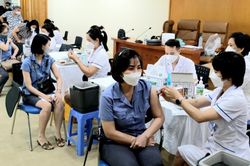 Phát động tiêm vắc xin mũi 3, mũi 4 cho công chức, viên chức, người lao động
