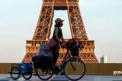 Tháp Eiffel rỉ sét toàn bộ, được cấp 60 triệu euro để sơn lại