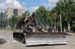 Ông Putin tuyên bố chiến thắng ở Luhansk, Anh giáng thêm đòn trừng phạt Nga